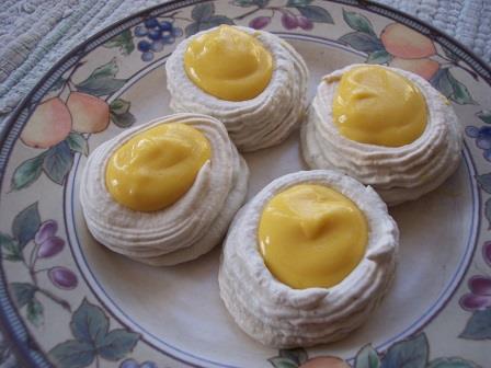 Meringues with passion fruit curd